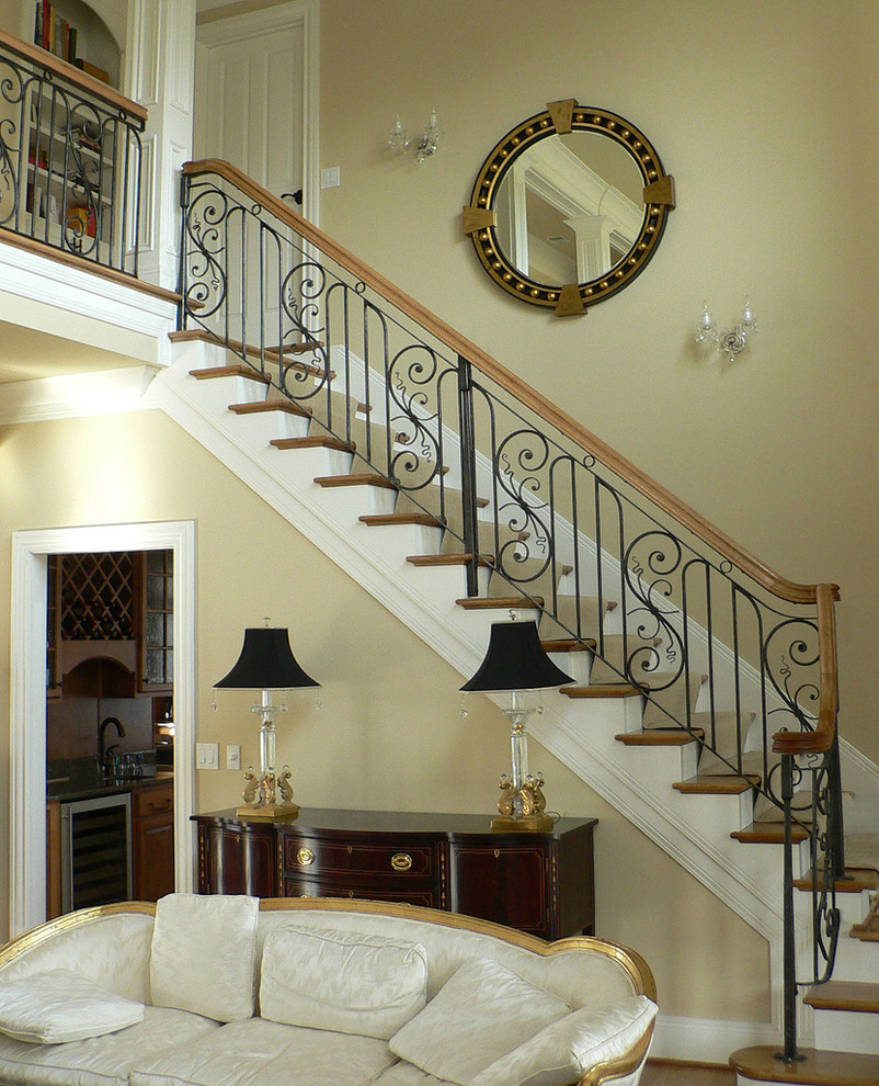 Cette image montre un escalier peint traditionnel en L de taille moyenne avec des marches en bois et éclairage.