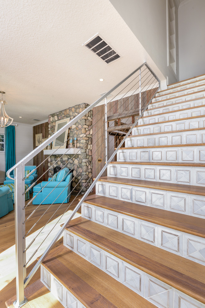 Стильный дизайн: большая п-образная лестница в классическом стиле с деревянными ступенями и подступенками из плитки - последний тренд
