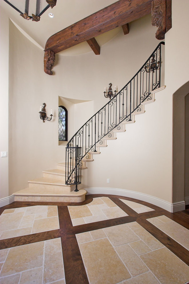 Idée de décoration pour un grand escalier carrelé courbe avec des contremarches carrelées.