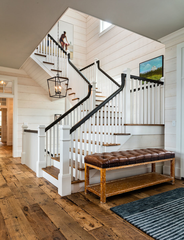 Modelo de escalera en U campestre grande con escalones de madera, contrahuellas de madera pintada y barandilla de madera
