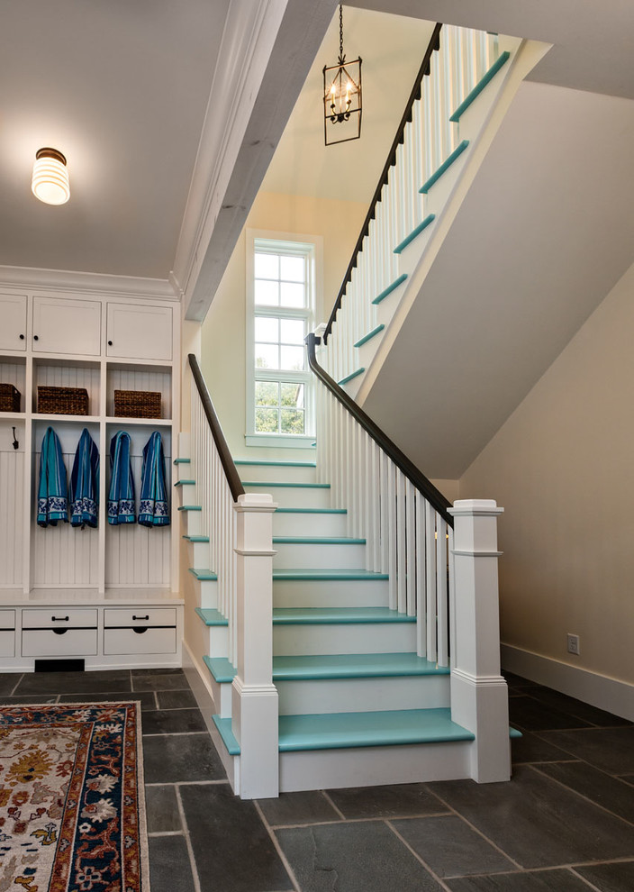 Стильный дизайн: п-образная лестница в морском стиле с крашенными деревянными ступенями, крашенными деревянными подступенками и деревянными перилами - последний тренд
