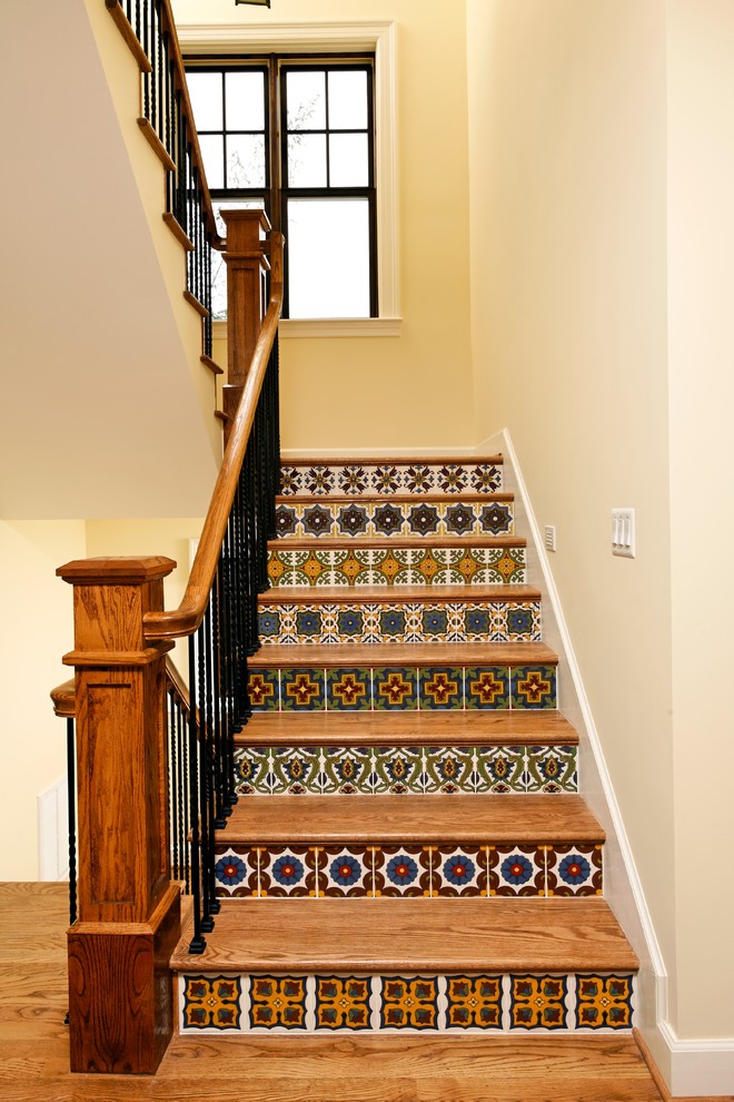 ワシントンD.C.にある中くらいな地中海スタイルのおしゃれな折り返し階段 (タイルの蹴込み板) の写真