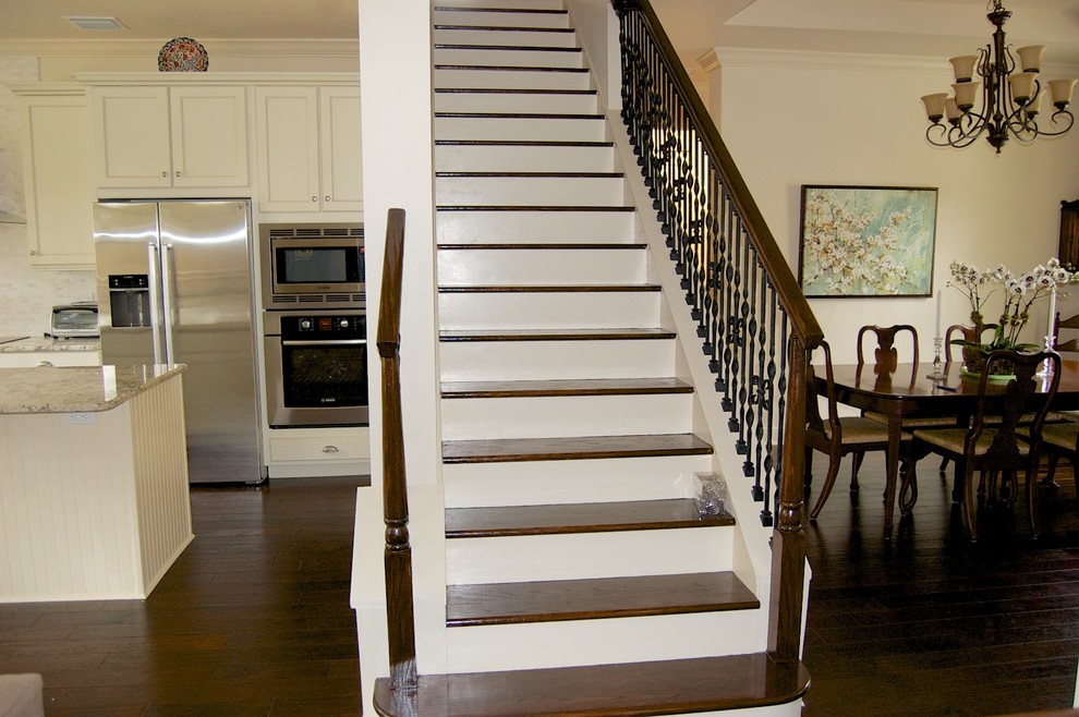 Идея дизайна: прямая лестница в классическом стиле с деревянными ступенями и крашенными деревянными подступенками