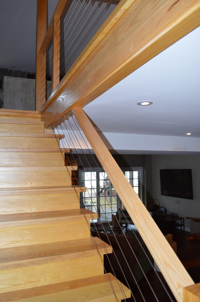 Foto på en mellanstor funkis rak trappa i trä, med öppna sättsteg