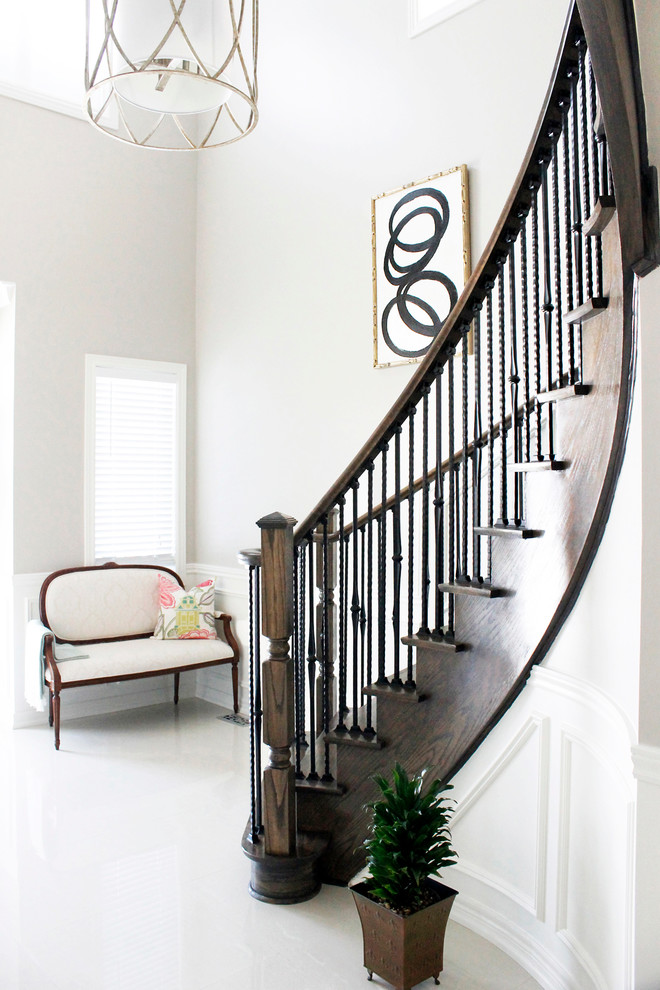 Foto de escalera curva clásica con escalones de madera