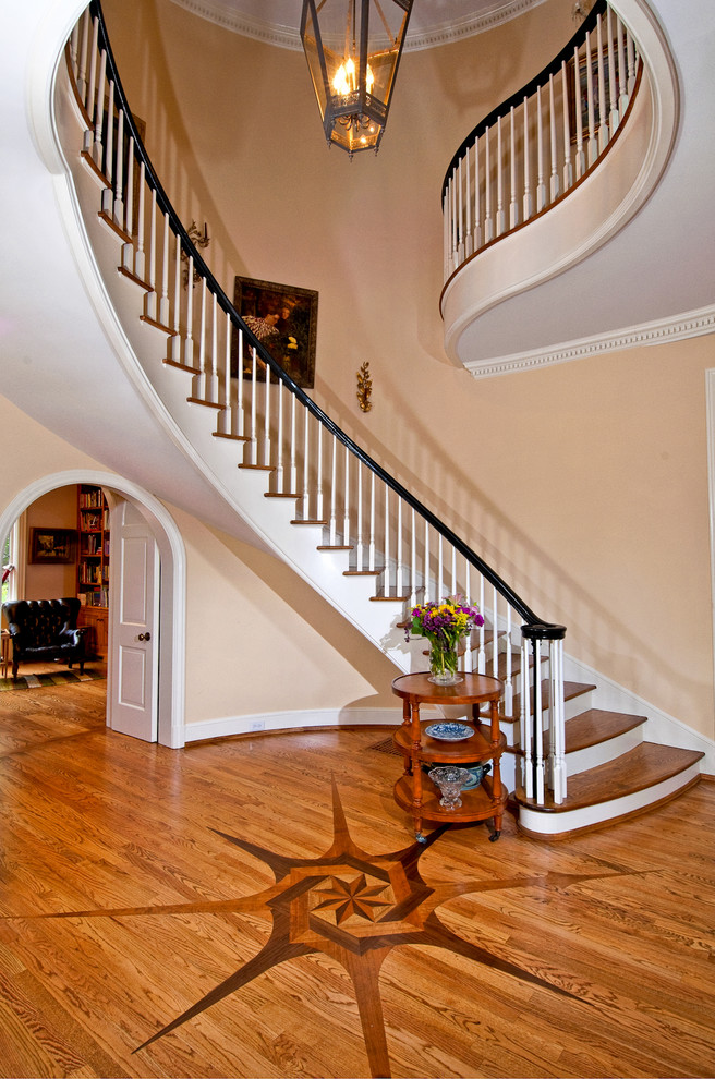 Idée de décoration pour un escalier courbe tradition avec des marches en bois.