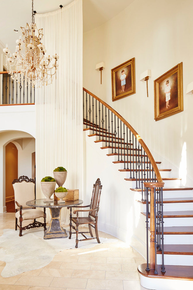 Стильный дизайн: изогнутая лестница в классическом стиле с деревянными ступенями и деревянными перилами - последний тренд