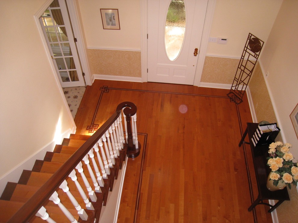 Пример оригинального дизайна: угловая деревянная лестница среднего размера в классическом стиле с деревянными ступенями