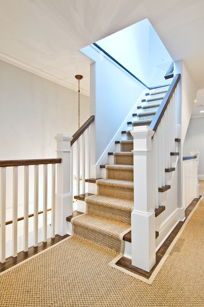 Idées déco pour un escalier classique avec des marches en bois et palier.