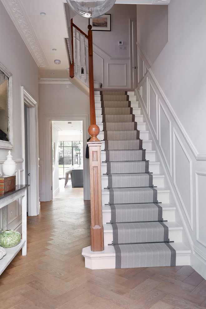Источник вдохновения для домашнего уюта: угловая лестница в классическом стиле с крашенными деревянными ступенями и крашенными деревянными подступенками