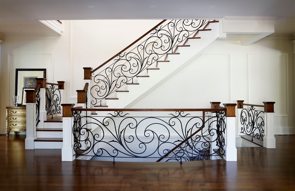 Пример оригинального дизайна: большая деревянная лестница в классическом стиле с деревянными ступенями