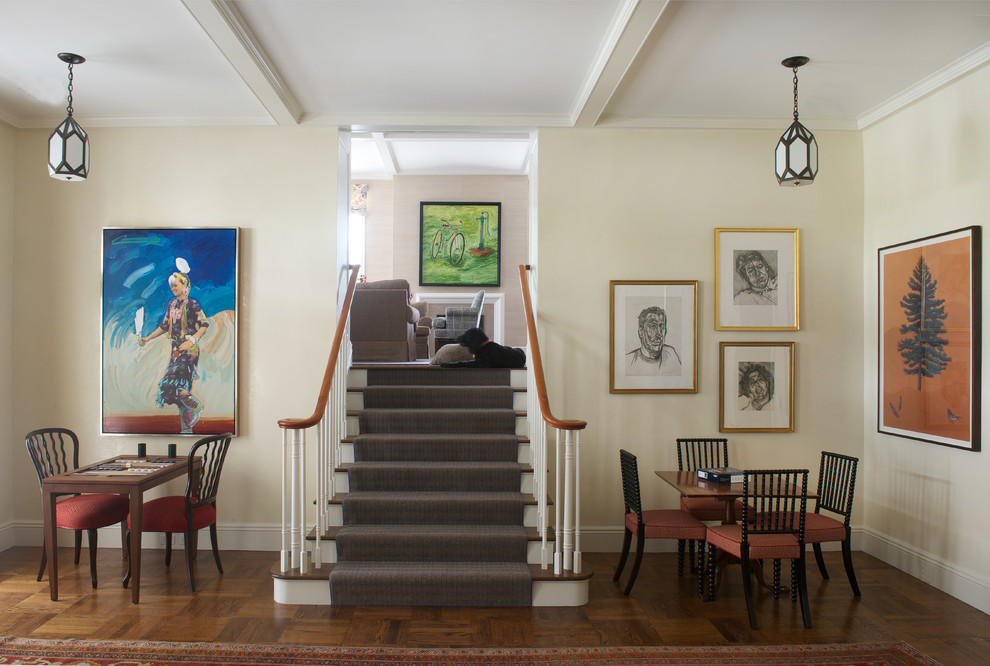 На фото: прямая лестница в классическом стиле с ступенями с ковровым покрытием и ковровыми подступенками