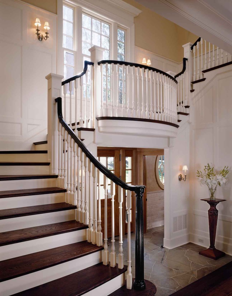 Стильный дизайн: п-образная лестница в классическом стиле с деревянными ступенями, крашенными деревянными подступенками и деревянными перилами - последний тренд