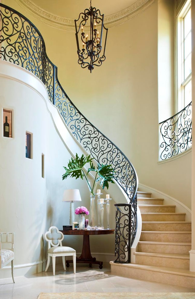 На фото: изогнутая лестница в классическом стиле с