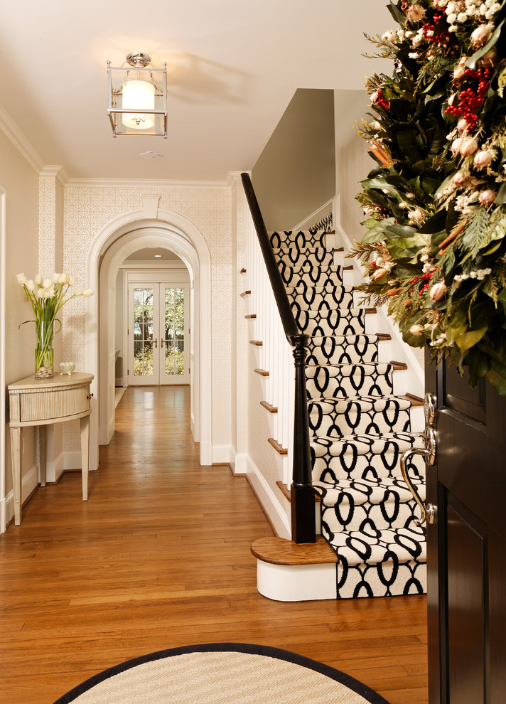 Пример оригинального дизайна: лестница в классическом стиле с деревянными ступенями