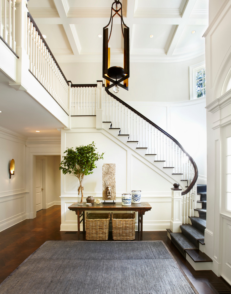 Свежая идея для дизайна: изогнутая лестница в классическом стиле с деревянными ступенями и крашенными деревянными подступенками - отличное фото интерьера