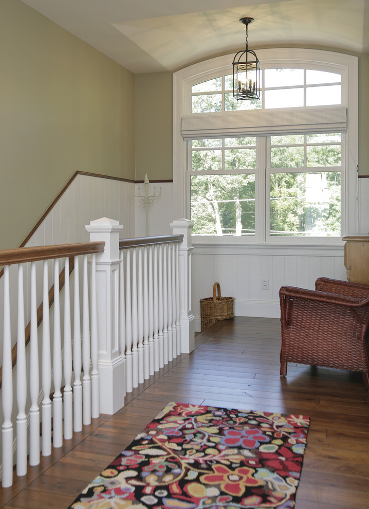 Imagen de escalera recta clásica de tamaño medio con escalones de madera, contrahuellas de madera y barandilla de madera