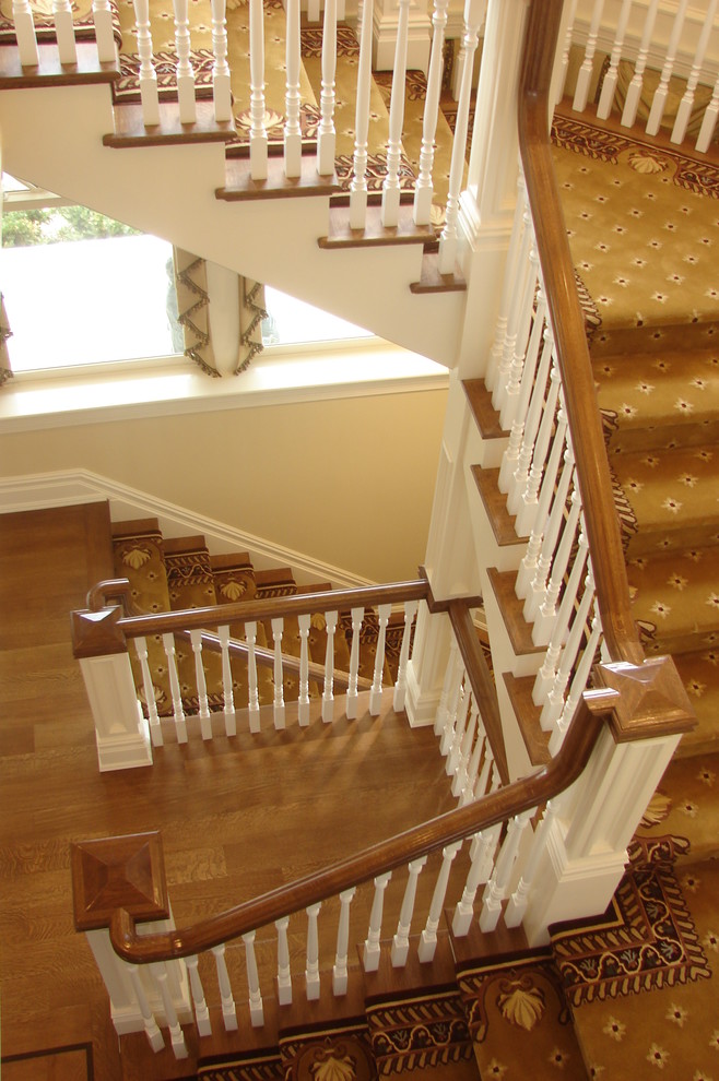 Идея дизайна: лестница на больцах в классическом стиле с ступенями с ковровым покрытием