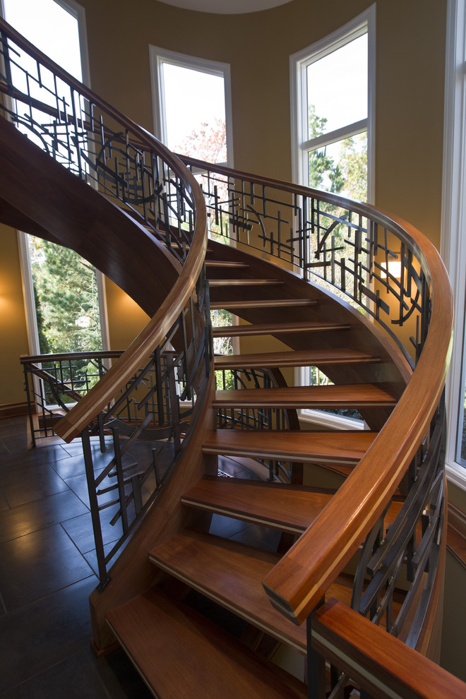 Стильный дизайн: большая лестница в классическом стиле с деревянными ступенями - последний тренд