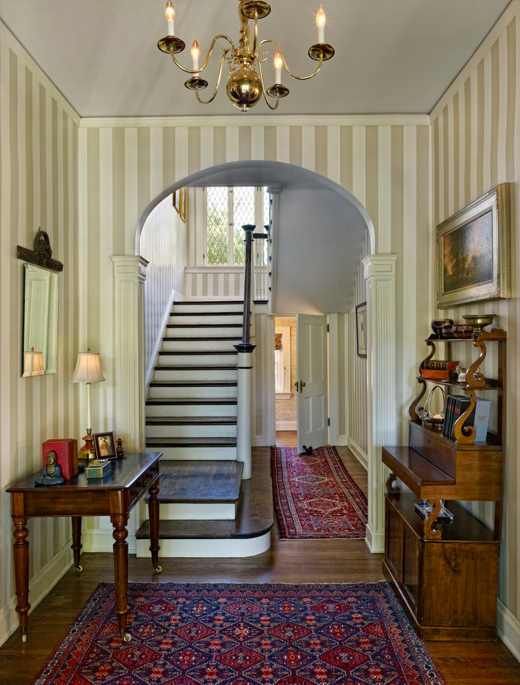 Пример оригинального дизайна: п-образная лестница в классическом стиле с деревянными ступенями