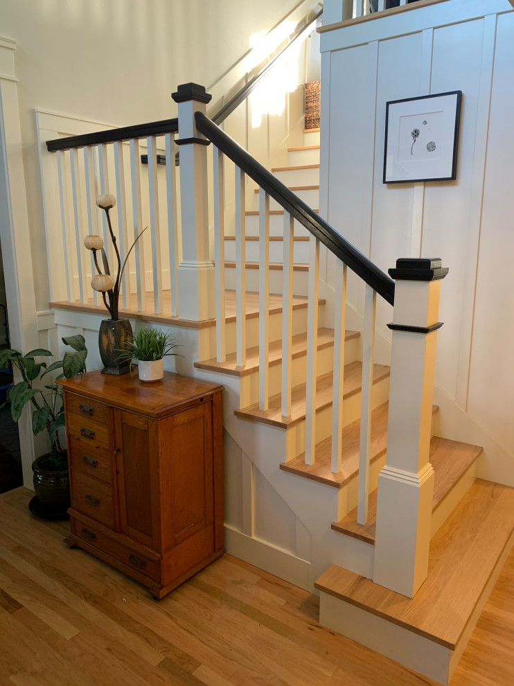 Modelo de escalera en L tradicional grande con escalones de madera, contrahuellas de madera y barandilla de madera