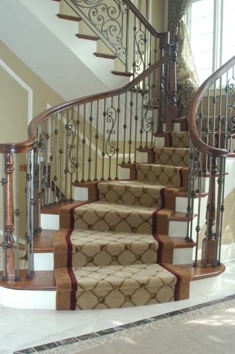 Inspiration för en stor vintage svängd trappa, med heltäckningsmatta och sättsteg med heltäckningsmatta