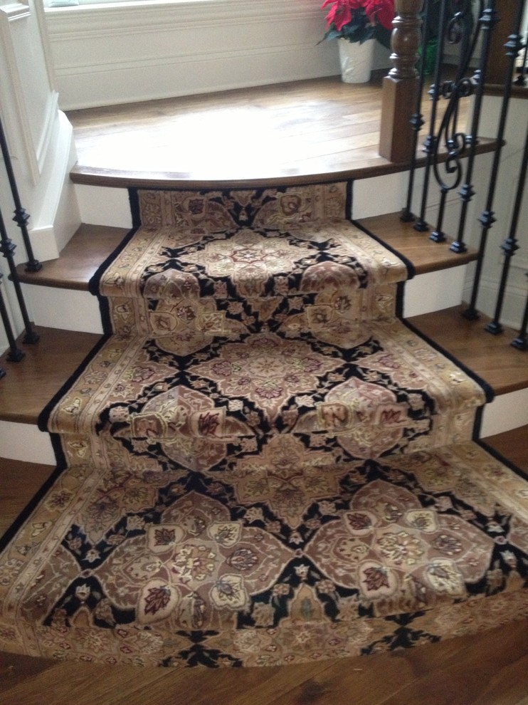 Idéer för att renovera en stor vintage svängd trappa, med heltäckningsmatta och sättsteg med heltäckningsmatta