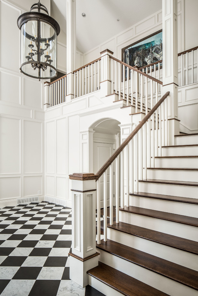 На фото: лестница в классическом стиле с деревянными ступенями с