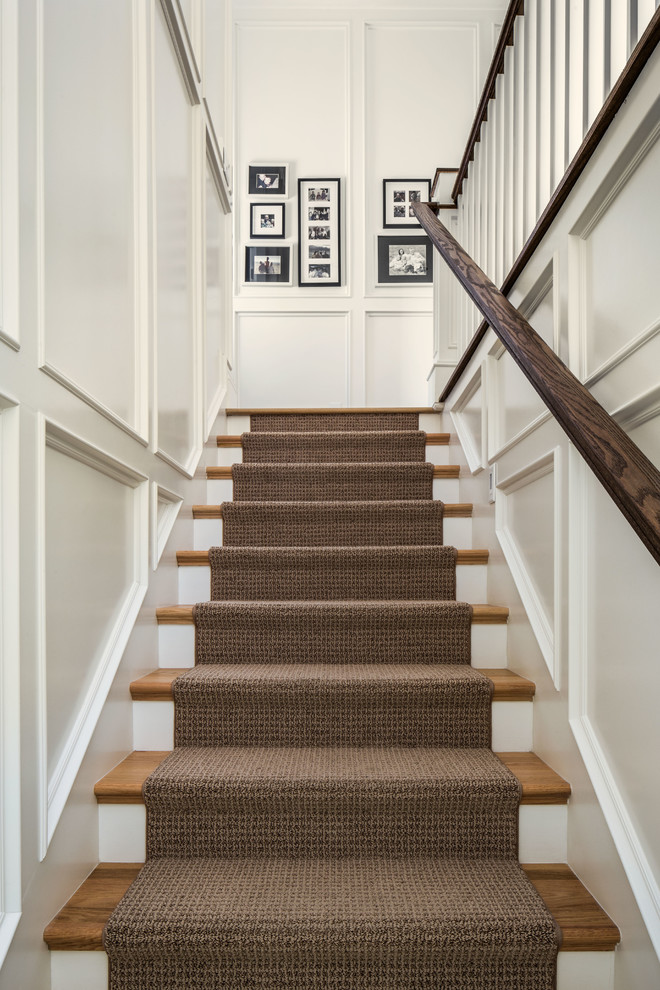 Idées déco pour un escalier droit classique avec des marches en bois.