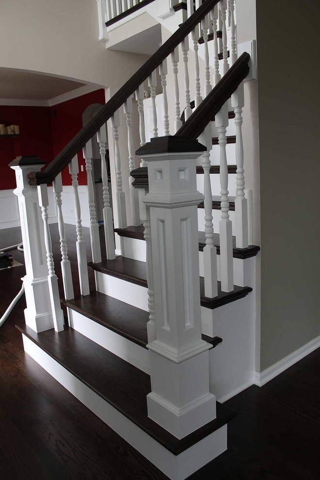 Ejemplo de escalera en L clásica de tamaño medio con escalones de madera y contrahuellas de madera pintada