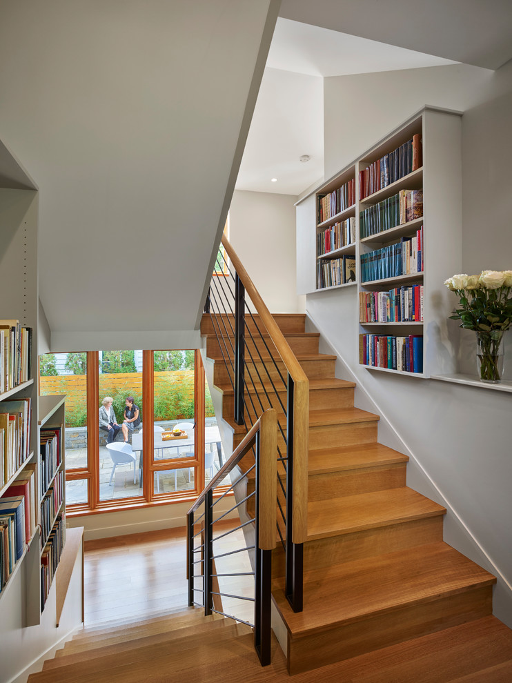 Источник вдохновения для домашнего уюта: п-образная деревянная лестница в классическом стиле с деревянными ступенями и перилами из смешанных материалов
