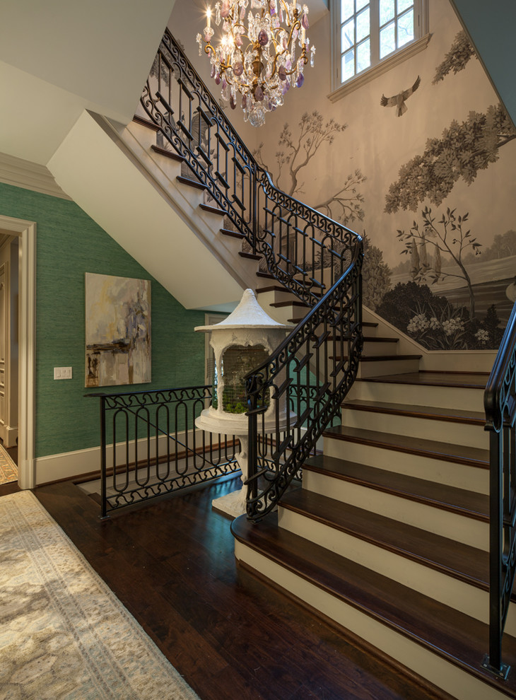 Foto de escalera en U clásica grande con escalones de madera y contrahuellas de madera pintada
