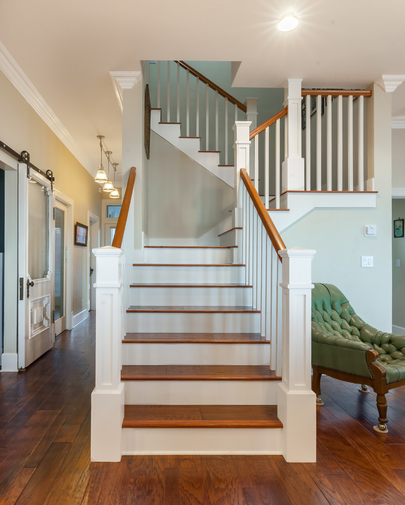 Свежая идея для дизайна: лестница среднего размера в викторианском стиле с деревянными перилами, деревянными ступенями и крашенными деревянными подступенками - отличное фото интерьера