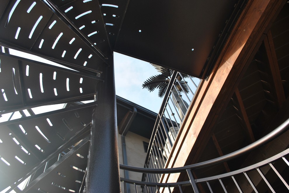 Foto de escalera de caracol tradicional de tamaño medio sin contrahuella con escalones de metal y barandilla de metal