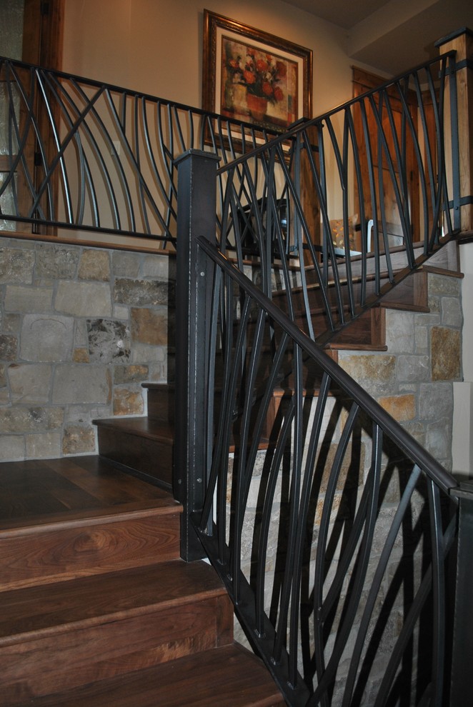 Esempio di una scala a "L" classica di medie dimensioni con pedata in legno, alzata in legno e parapetto in metallo