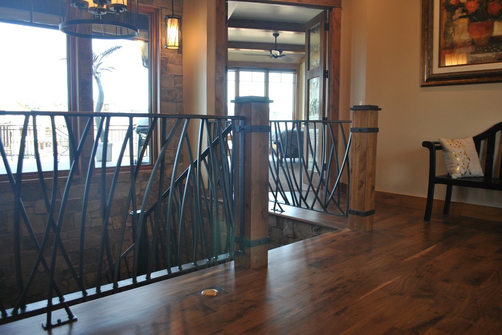 Diseño de escalera en L tradicional de tamaño medio con escalones de madera, contrahuellas de madera y barandilla de metal