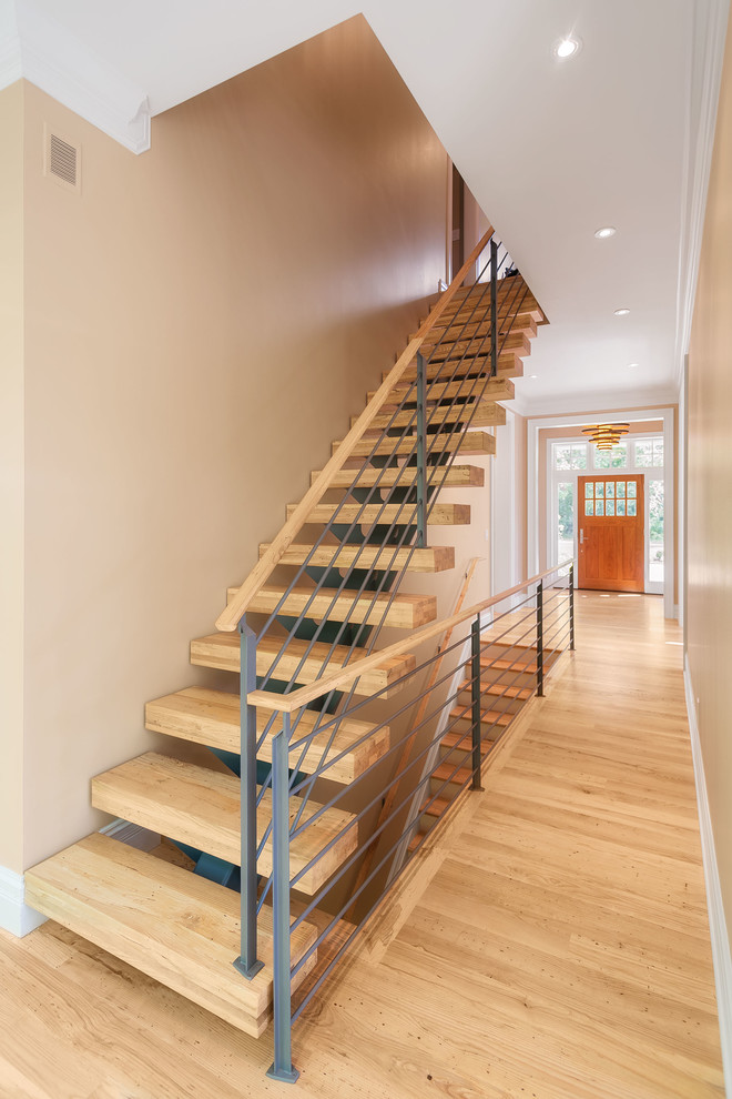 Aménagement d'un grand escalier sans contremarche flottant contemporain avec des marches en bois.