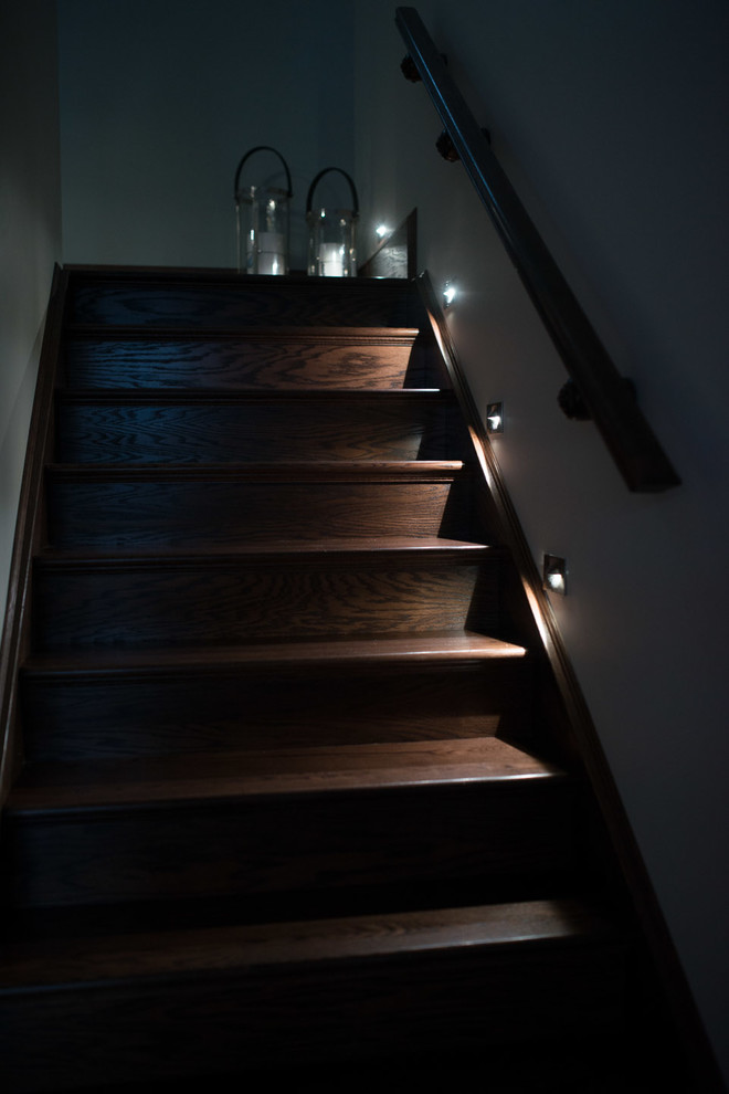 Идея дизайна: прямая деревянная лестница в стиле модернизм с деревянными ступенями и деревянными перилами