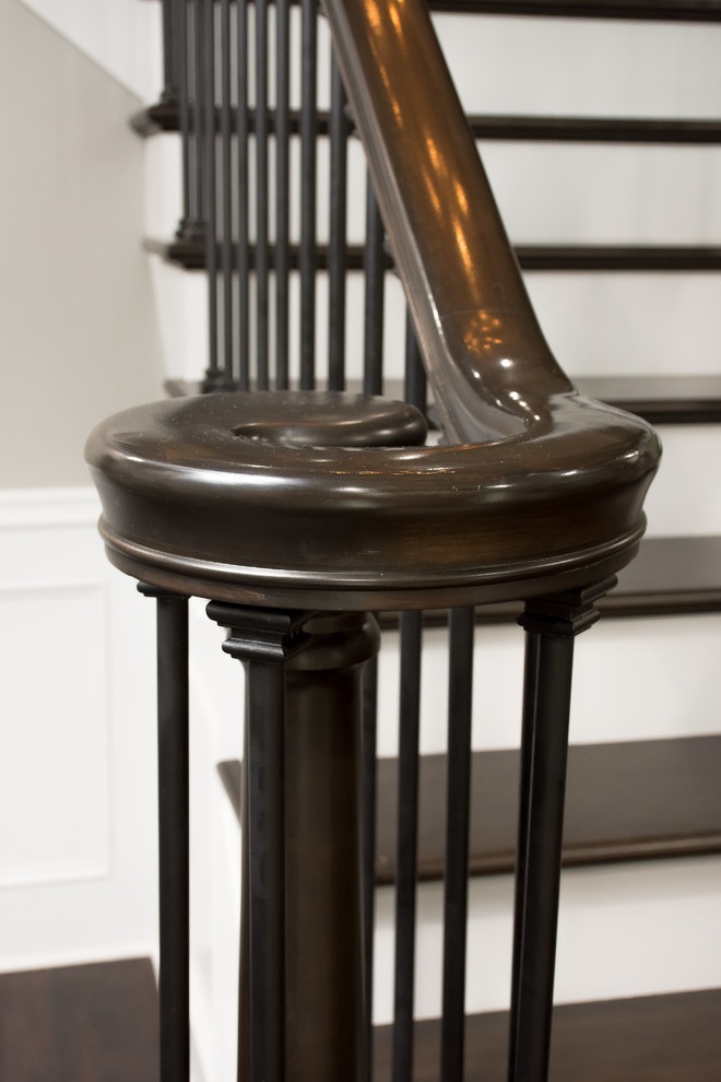 Diseño de escalera en U clásica extra grande con escalones de madera, contrahuellas de madera, barandilla de madera y boiserie