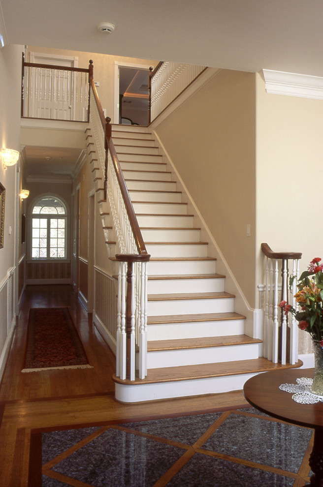 Свежая идея для дизайна: прямая деревянная лестница среднего размера в классическом стиле с деревянными ступенями - отличное фото интерьера