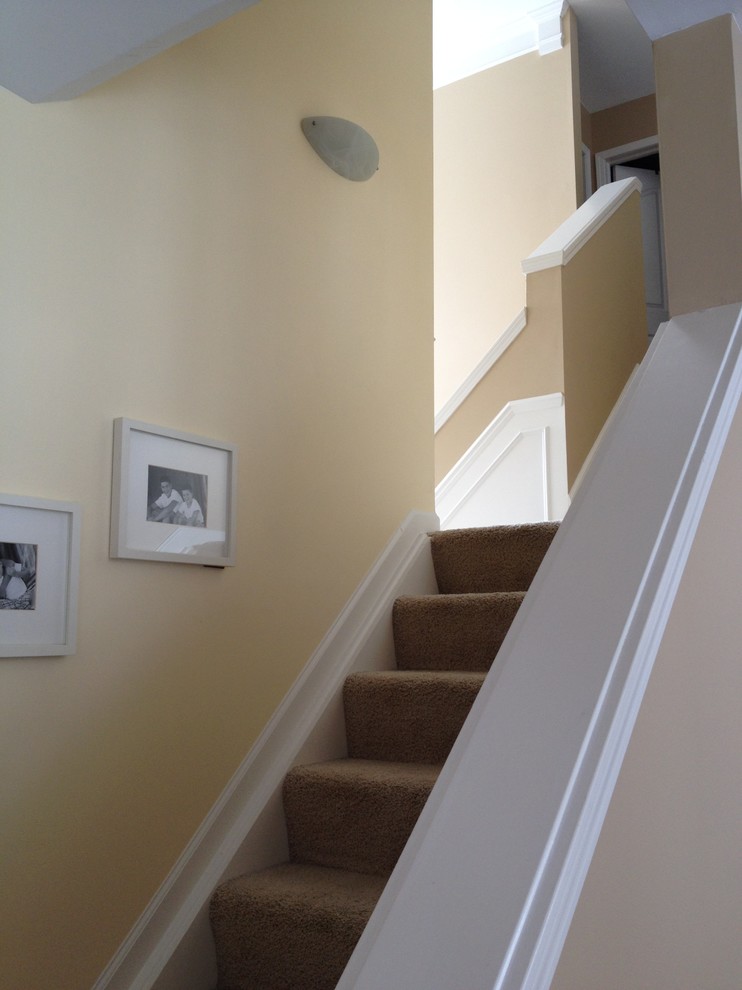 Стильный дизайн: угловая лестница в стиле неоклассика (современная классика) с ступенями с ковровым покрытием и ковровыми подступенками - последний тренд
