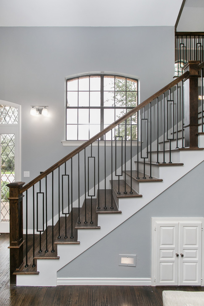 Идея дизайна: прямая лестница среднего размера в стиле неоклассика (современная классика) с деревянными ступенями, крашенными деревянными подступенками и перилами из смешанных материалов