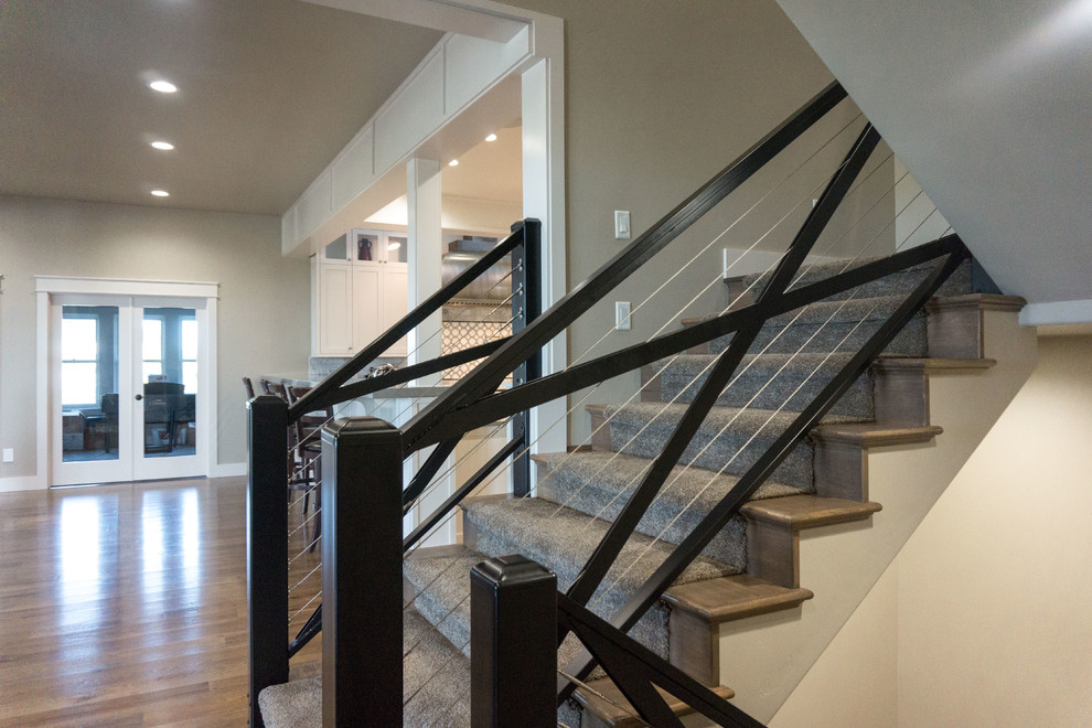Идея дизайна: большая п-образная лестница в стиле неоклассика (современная классика) с ступенями с ковровым покрытием и ковровыми подступенками