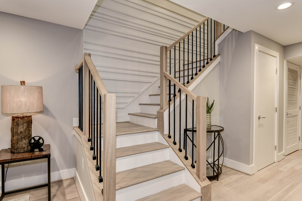 Свежая идея для дизайна: большая прямая металлическая лестница в стиле неоклассика (современная классика) с деревянными ступенями - отличное фото интерьера