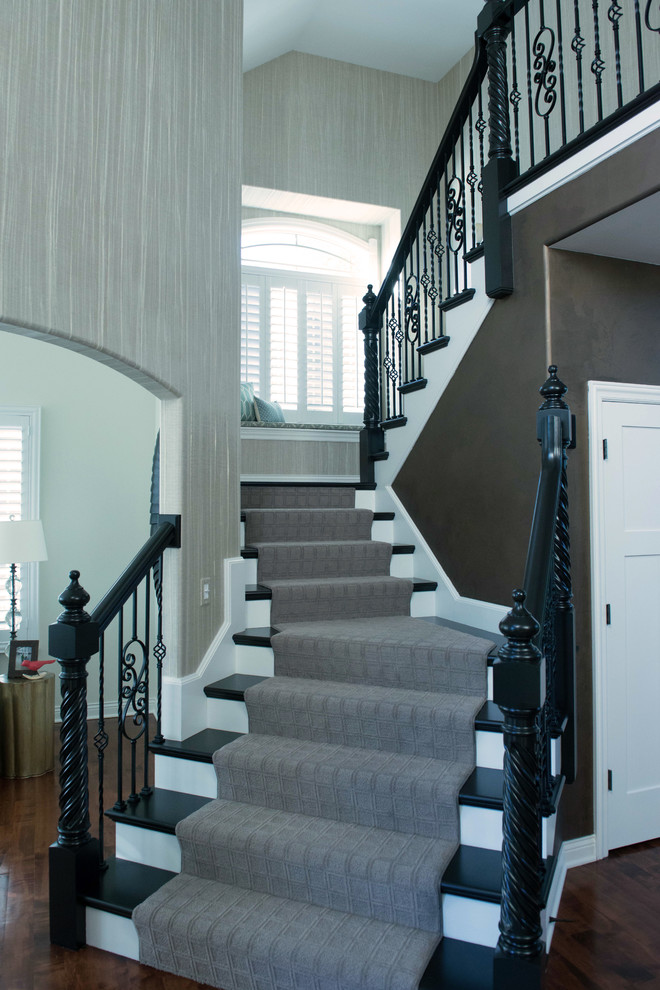 Идея дизайна: п-образная лестница в стиле неоклассика (современная классика) с деревянными ступенями, крашенными деревянными подступенками и перилами из смешанных материалов