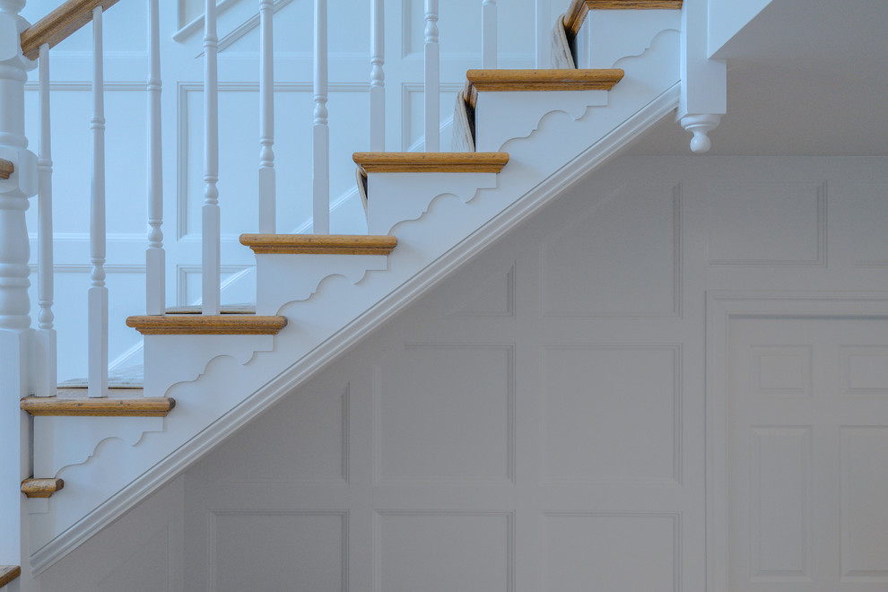 Modelo de escalera en U clásica renovada extra grande con escalones de madera, contrahuellas de madera y barandilla de madera