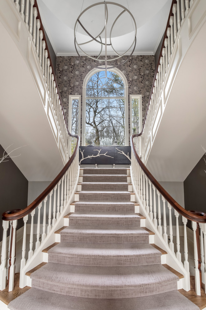 Diseño de escalera en U clásica renovada grande con escalones de madera y contrahuellas de madera pintada