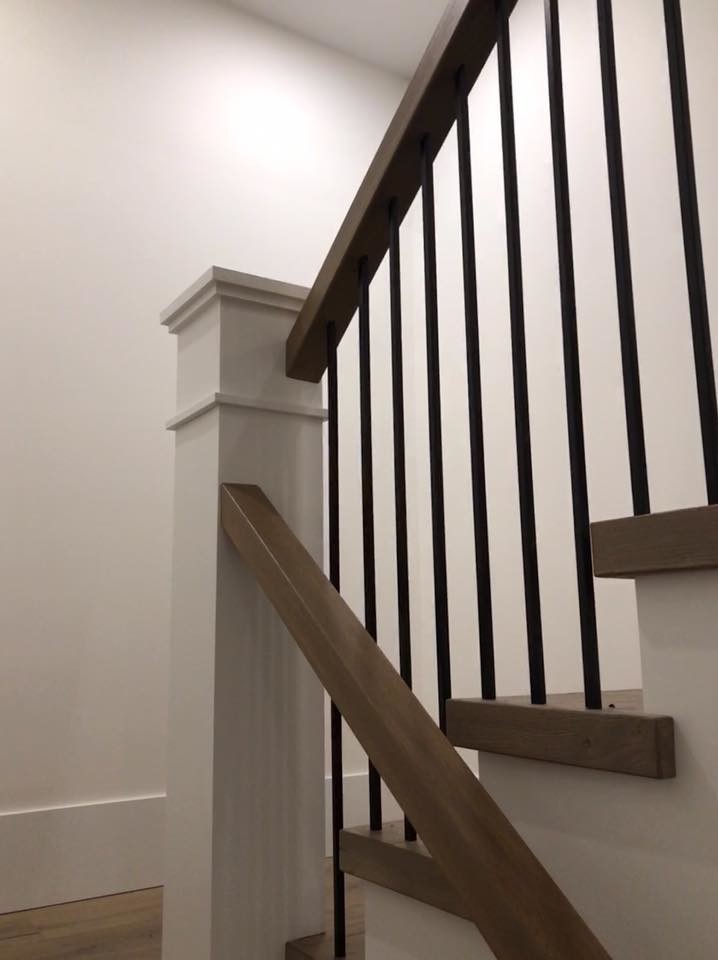 Diseño de escalera en U clásica renovada grande con escalones de madera, contrahuellas de madera pintada y barandilla de varios materiales