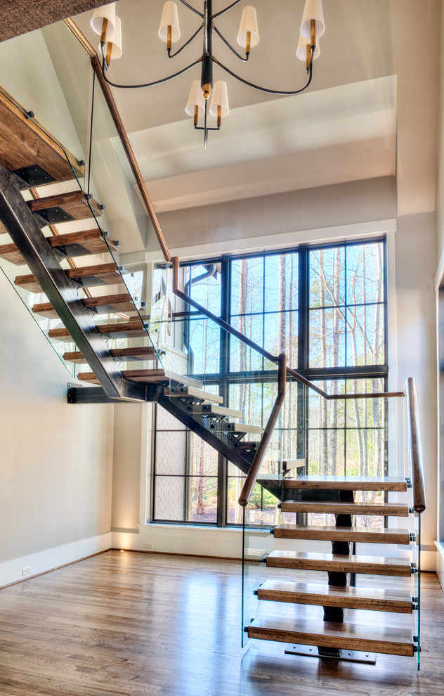 Cette image montre un grand escalier flottant design avec des marches en bois et des contremarches en bois.