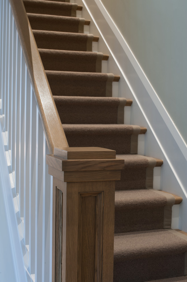 Ejemplo de escalera recta tradicional con escalones de madera y contrahuellas de madera
